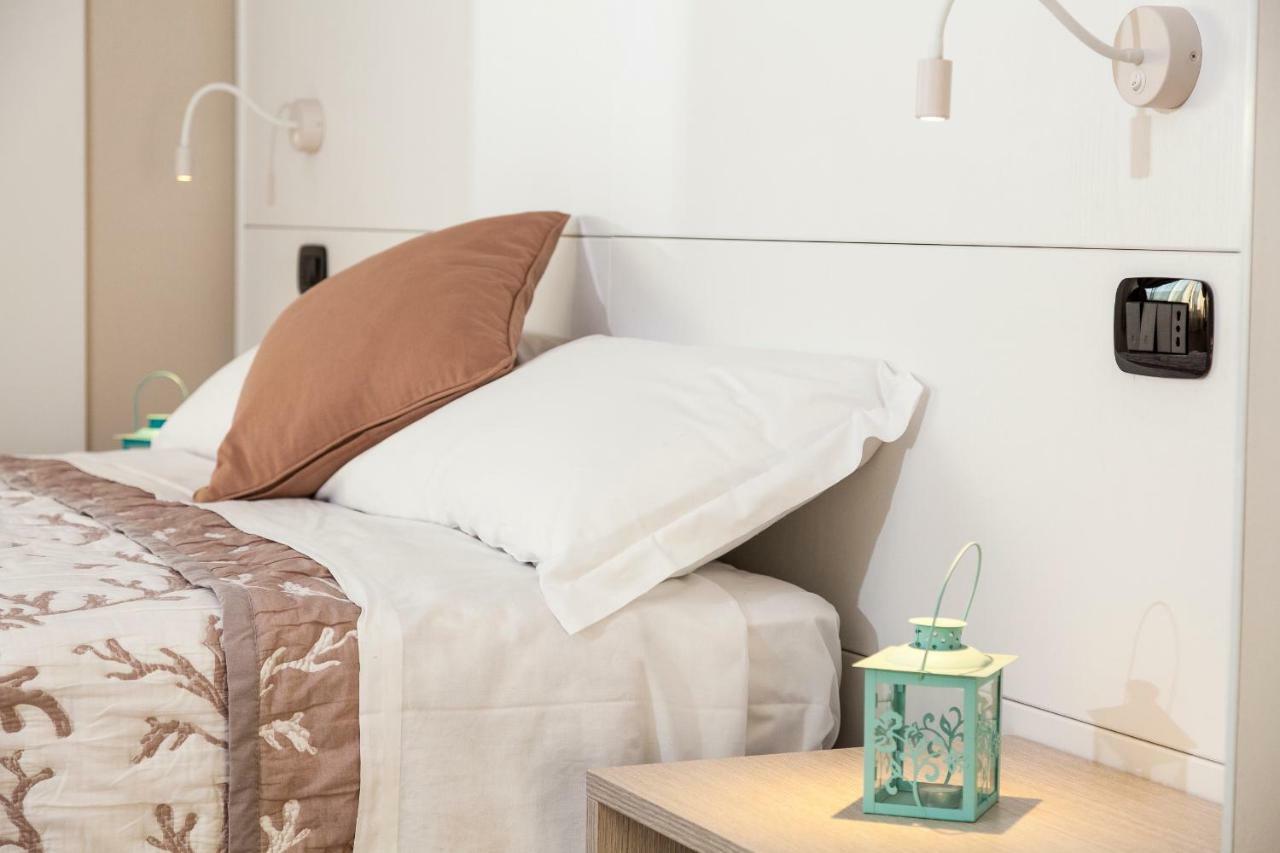 Riviera Hub Hotell Cisano sul Neva Exteriör bild