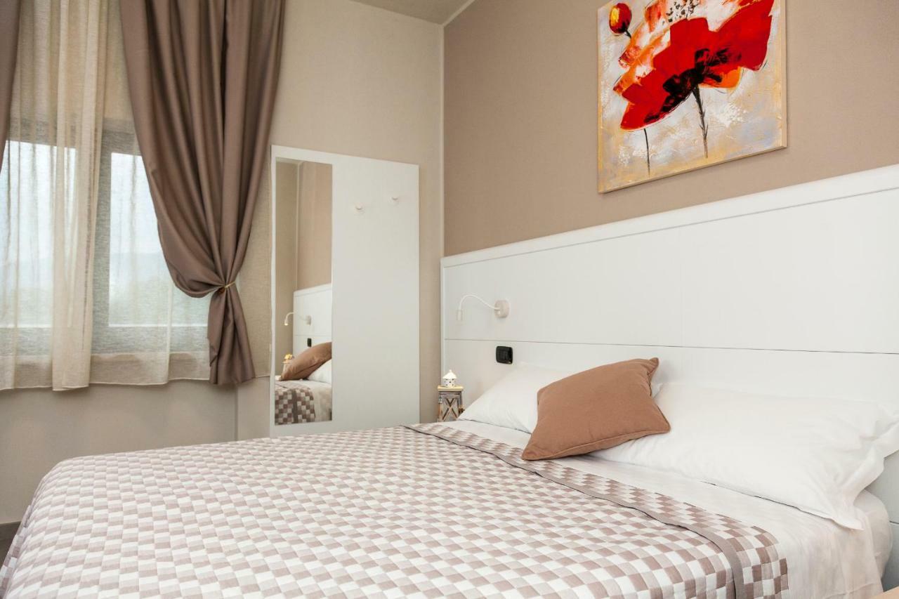 Riviera Hub Hotell Cisano sul Neva Exteriör bild
