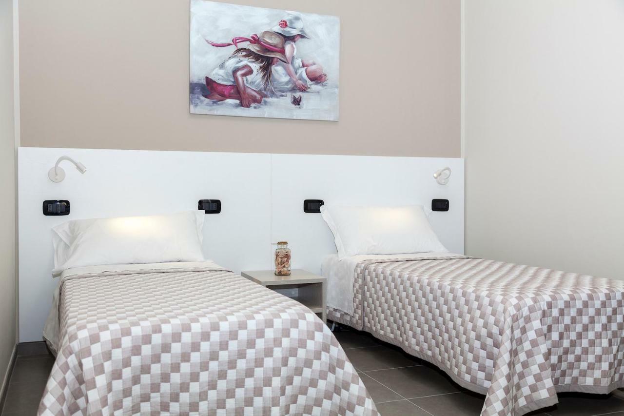 Riviera Hub Hotell Cisano sul Neva Exteriör bild