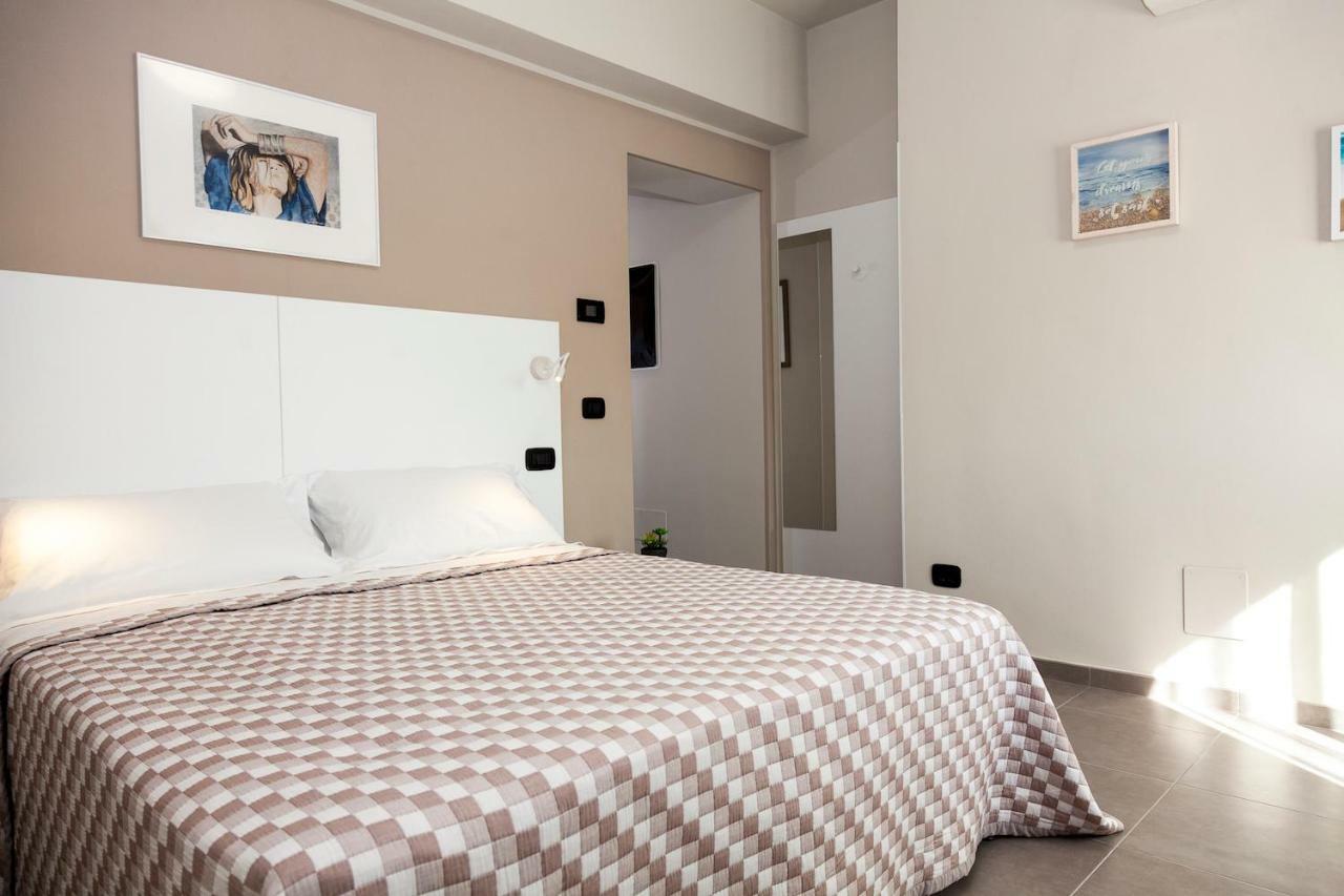 Riviera Hub Hotell Cisano sul Neva Exteriör bild