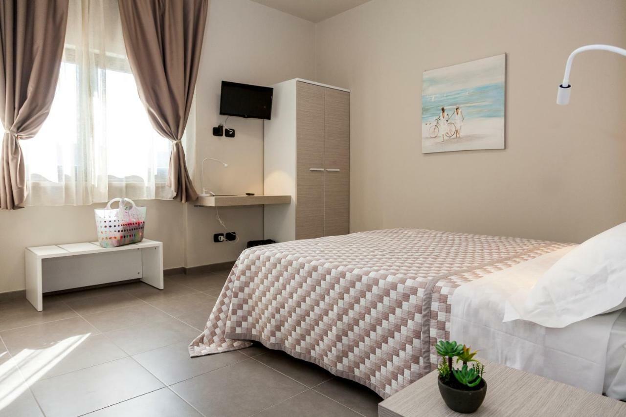 Riviera Hub Hotell Cisano sul Neva Exteriör bild