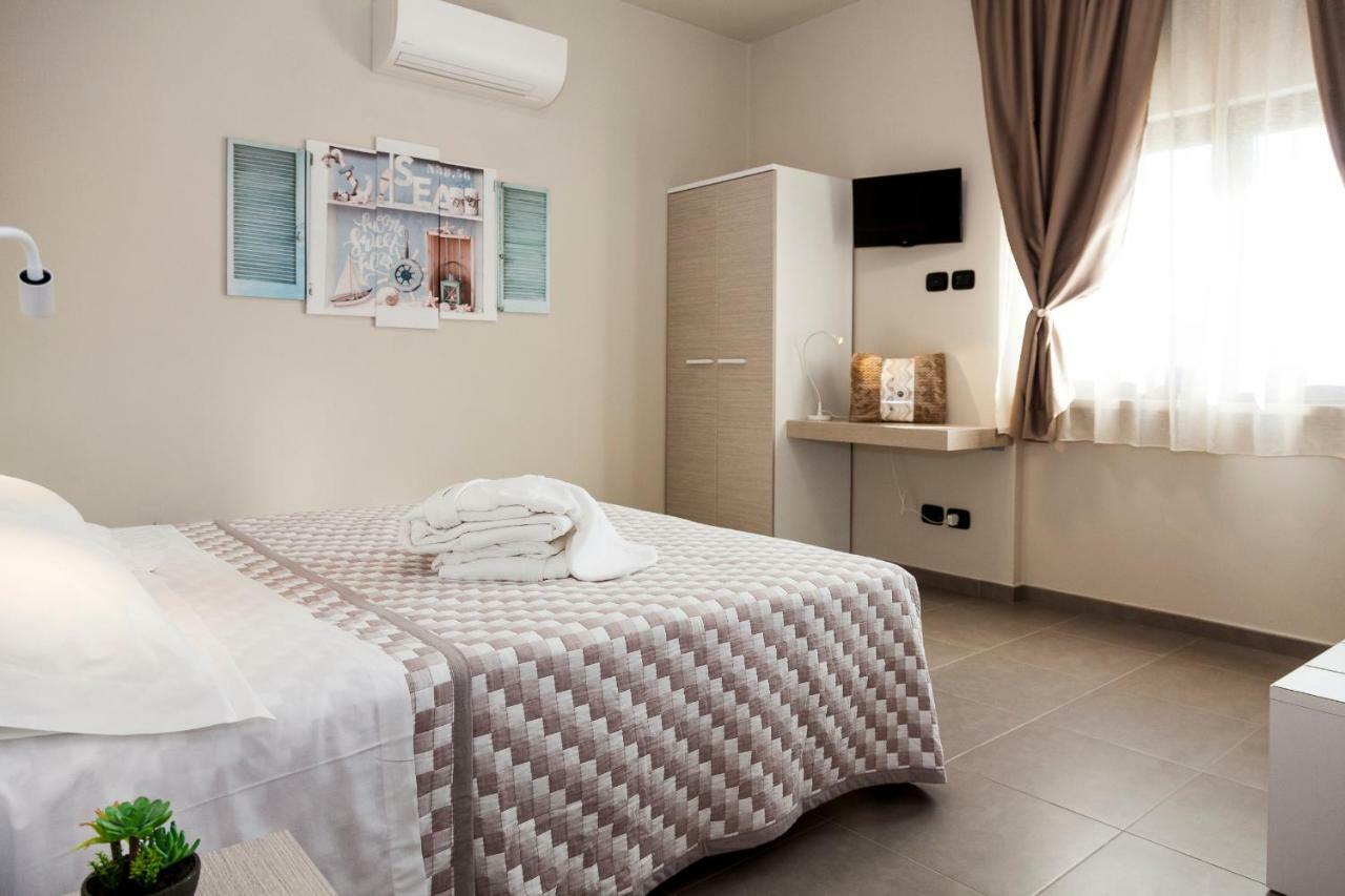 Riviera Hub Hotell Cisano sul Neva Exteriör bild